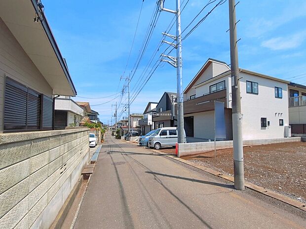 【前面道路含む現地写真】『１号棟』ひとたび扉を開けばそこに待っているのは上質な空間とマイホームでの新生活をイメージさせる優雅なひととき。「この家なら…」ではなく「ここに住みたい♪」と思う感動をお届けいたします。