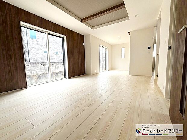 【リビング】広々とした開放感あふれるリビングです。ゆったり寛げる充分な広さがございますので、ご家族でインテリアのレイアウトを考えるのも楽しみになりそうです。