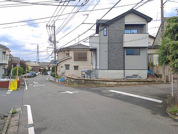 【前面道路含む現地写真】『１号棟』
ひとたび扉を開けばそこに待っているのは上質な空間とマイホームでの新生活をイメージさせる優雅なひととき。「この家なら…」ではなく「ここに住みたい♪」と思う感動をお届けいたします。