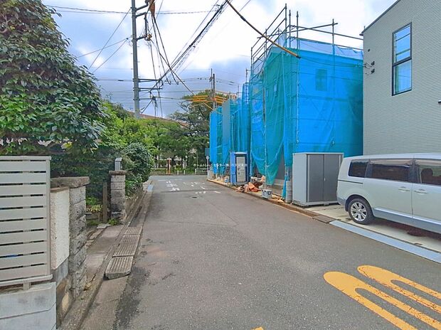 【前面道路含む現地写真】『B号棟』ひとたび扉を開けばそこに待っているのは上質な空間とマイホームでの新生活をイメージさせる優雅なひととき。「この家なら…」ではなく「ここに住みたい♪」と思う感動をお届けいたします。