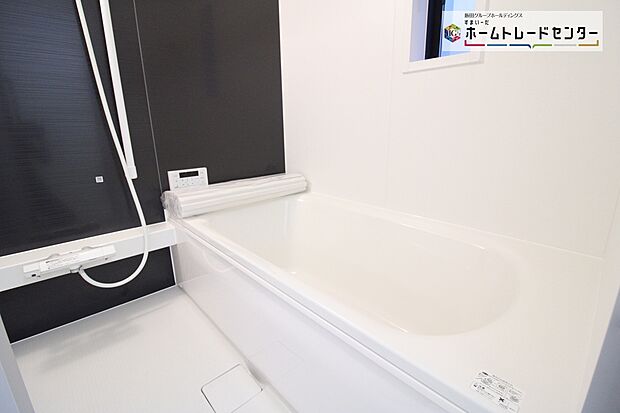 【浴室】毎日の疲れを癒す浴室は１坪タイプです。足を伸ばしてゆっくりとくつろげます。窓があるので、湿気もこもらないのも、うれしいですね♪