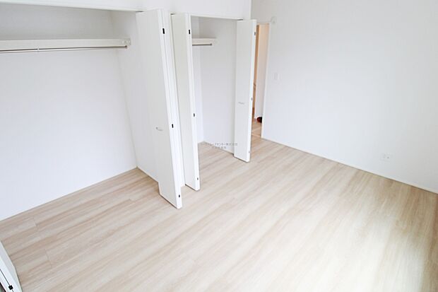 【リビング以外の居室】お陽さまの光をさわやかな風をたっぷりとりこめます。室内はいつも明るい印象なので気持ちの良い朝を迎えられます。毎日の生活も明るくなりそうです。