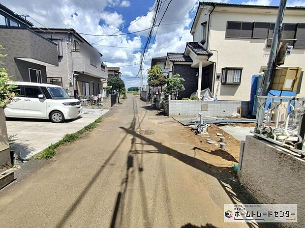 【前面道路含む現地写真】『A号棟』ひとたび扉を開けばそこに待っているのは上質な空間とマイホームでの新生活をイメージさせる優雅なひととき。「この家なら…」ではなく「ここに住みたい♪」と思う感動をお届けいたします。