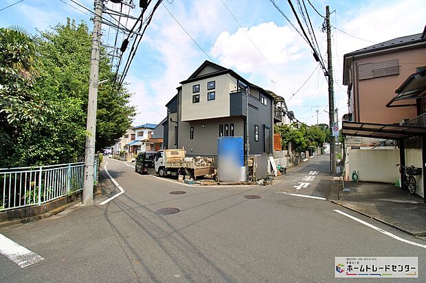 【前面道路含む現地写真】『1号棟』ひとたび扉を開けばそこに待っているのは上質な空間とマイホームでの新生活をイメージさせる優雅なひととき。「この家なら…」ではなく「ここに住みたい♪」と思う感動をお届けいたします。