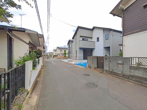 【前面道路含む現地写真】『２号棟』ひとたび扉を開けばそこに待っているのは上質な空間とマイホームでの新生活をイメージさせる優雅なひととき。「この家なら…」ではなく「ここに住みたい♪」と思う感動をお届けいたします。