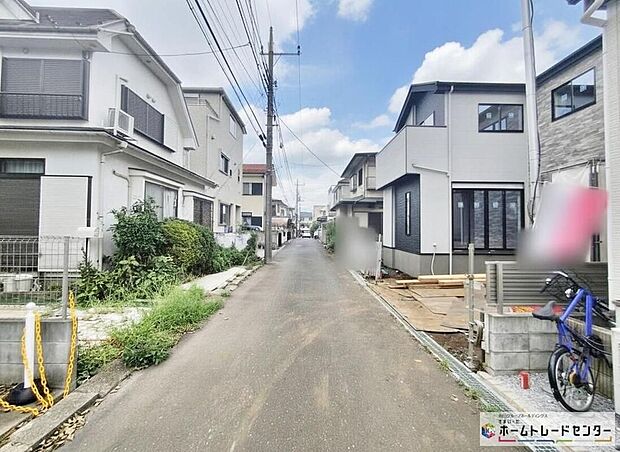 【前面道路含む現地写真】『1号棟』ひとたび扉を開けばそこに待っているのは上質な空間とマイホームでの新生活をイメージさせる優雅なひととき。「この家なら…」ではなく「ここに住みたい♪」と思う感動をお届けいたします。