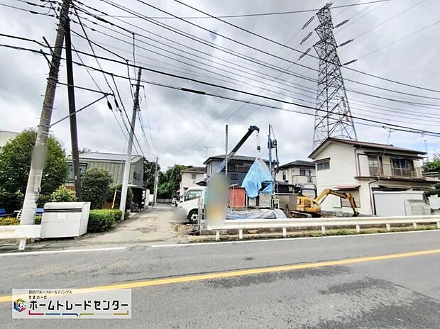 【前面道路含む現地写真】『A号棟』ひとたび扉を開けばそこに待っているのは上質な空間とマイホームでの新生活をイメージさせる優雅なひととき。「この家なら…」ではなく「ここに住みたい♪」と思う感動をお届けいたします。