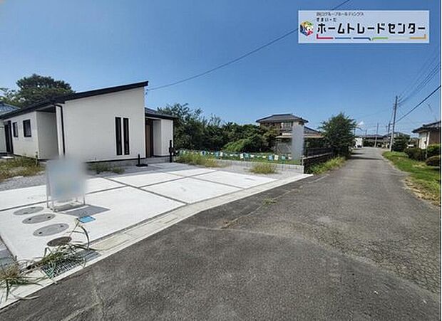 【前面道路含む現地写真】『1号棟』
ひとたび扉を開けばそこに待っているのは上質な空間とマイホームでの新生活をイメージさせる優雅なひととき。「この家なら…」ではなく「ここに住みたい♪」と思う感動をお届けいたします。