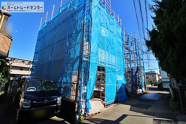 【前面道路含む現地写真】『A号棟』ひとたび扉を開けばそこに待っているのは上質な空間とマイホームでの新生活をイメージさせる優雅なひととき。「この家なら…」ではなく「ここに住みたい♪」と思う感動をお届けいたします。