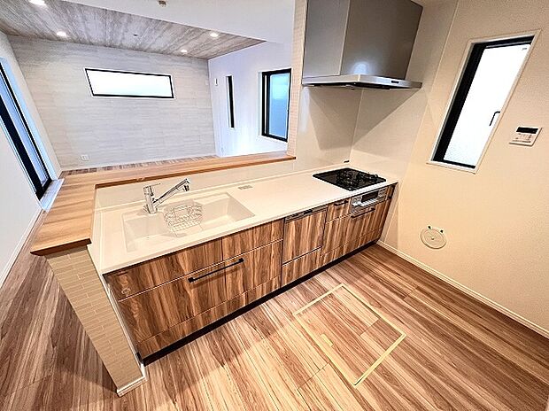 【キッチン】人気の対面式キッチン採用。リビングのお子様の様子を確認しやすいので安心。