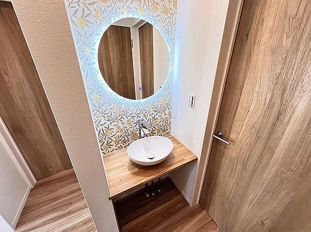 【ミニ洗面】2階ホール部分にはミニ洗面を採用。