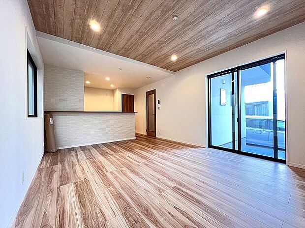 【リビング】フローリングと天井のアクセントクロスが際立つモダンなリビング