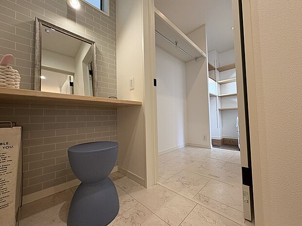 【【トラストステージ参考写真】】洗面所～WIC～SIC～玄関をつなぐウォークスルークローゼットなら、外出までの身支度をルーティーン化できます。