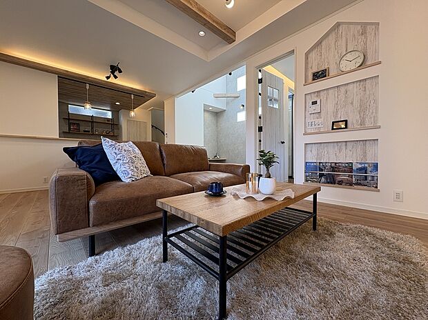 【【トラストステージ参考写真】】空間に立体感が生まれて解放感の出るポップアップ天井や折上天井は人気のオプションです。