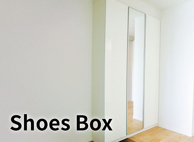 【【シューズボックス】】全身鏡付きの最大66足収納できるシューズボックス内部は棚板の高さを自由に変更可能。
ハイカットスニーカーやブーツもすっきり収納出来ます。