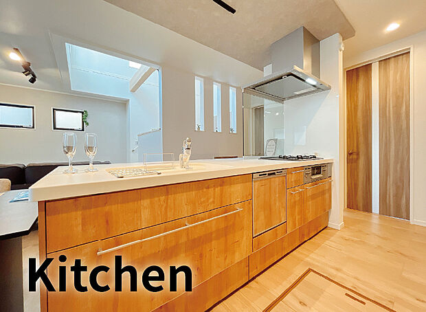 【【ペニンシュラ型キッチン】】食洗機・浄水器・前面収納付のシステムキッチン。
人造大理石のボードはお料理中の油汚れもサッとひと拭きできるフラット対面キッチン。