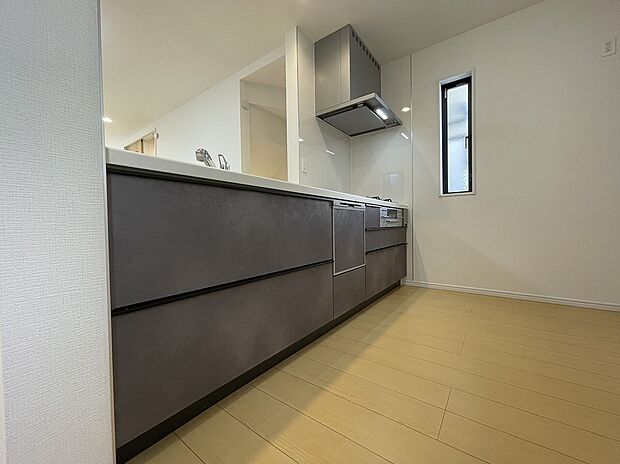 【キッチン】お子様の宿題を見守りながら、夕食の準備。家族の『今』を共有できる対面式キッチン