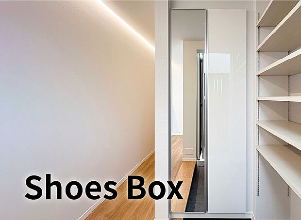 【【玄関シューズボックス(2・3号棟)】】棚板の高さを自由に変更可能なトールタイプ。
ハイカットスニーカーやブーツもすっきり収納出来ます。
お出かけ前の身だしなみチェックに便利な姿見付です。