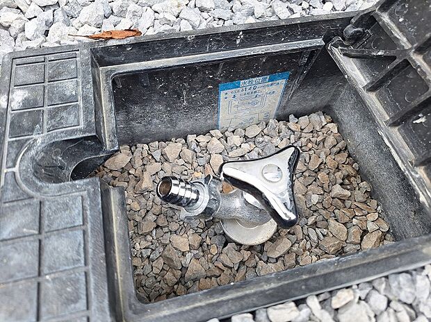 【埋込式水栓(1号棟)】洗車やアウトドア用品の手入れに。外回りの利便性を高める必須設備。