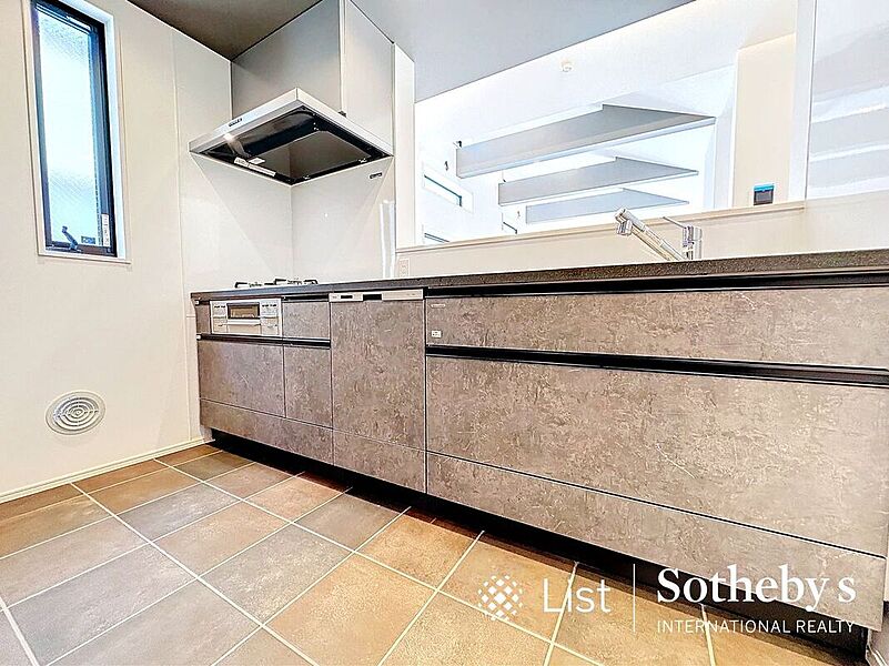 ◆　キッチン（3号棟）　◆開放的な対面キッチン。食器洗浄乾燥機を標準装備。暮らしに役立つ設備が揃います