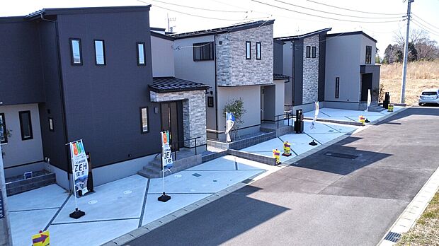 白で統一された、光溢れるクリーンなLDK。広々としたワンフロアの平屋ならではの開放感が魅力です。家族の気配を感じながら、穏やかで上質な日常を愉しめる住まい。