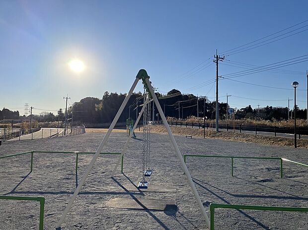 道路の向かいには新しい公園があります　お子様やワンちゃんのお散歩にもピッタリです