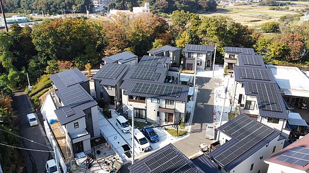 上空からの現地分譲写真。遊歩道と緑に囲まれており、車通りも少なく、すぐ近くに公園もあるので子育てにおすすめの環境となっております。