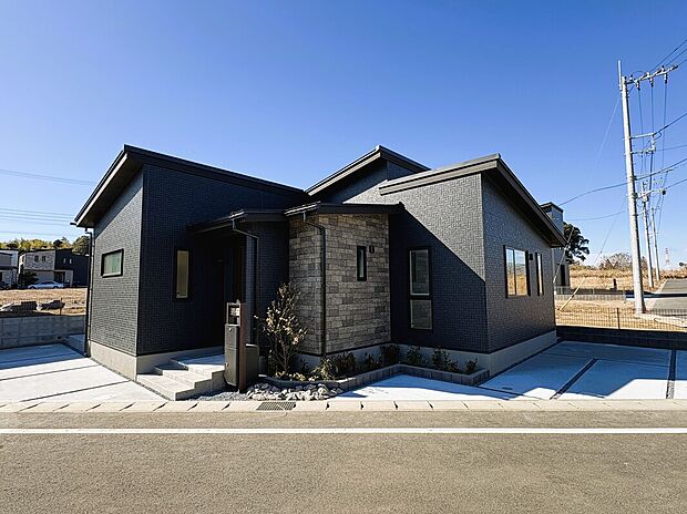 落ち着きのある黒のサイディングに、石目調のアクセントが映える平屋スタイル。ワンフロアで完結する機能的な動線と、重厚感溢れる佇まいが日々の暮らしを彩ります。