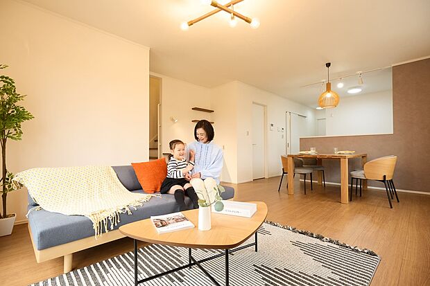 【14号棟】リビングの南側が道路、西側が遊歩道で角地の様な開放感が得られます。
ウォークインクローゼットが2か所にファミリークローゼット、大型パントリー等収納たっぷりプランです。