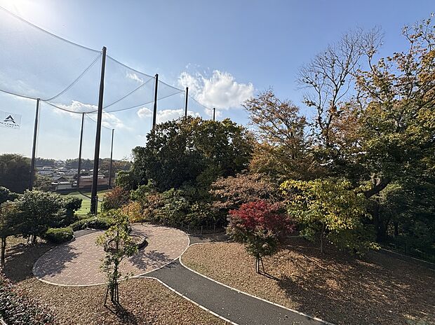 【分譲地の街並み】物件に隣接する遊歩道。四季を感じられる緑豊かな遊歩道は西部近隣公園へ続いています。休日のお散歩コースにひったりです。