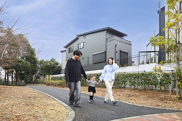 【分譲地の街並み】物件に隣接する遊歩道。四季を感じられる緑豊かな遊歩道は西部近隣公園へ続いています。休日のお散歩コースにひったりです。