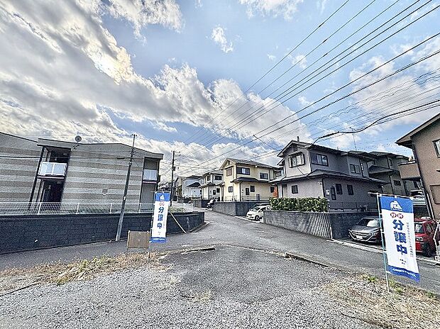 【現地から撮影】敷地と道路の段差が少なく、道路は6m幅があるので車庫入れもしやすい土地です