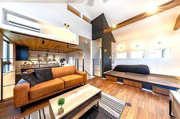 【千葉ニュータウン展示場】高い天井高を実現する勾配天井 実際にソファーに掛けて体感して下さい