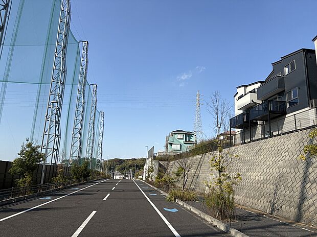 【外観】分譲地の南側には、都市計画道路があり開放的な空間です。
