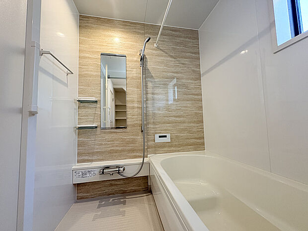 【浴室】室内のデザインと調和するアクセントパネルを採用。心身ともにリラックスできるやすらぎの場所です。