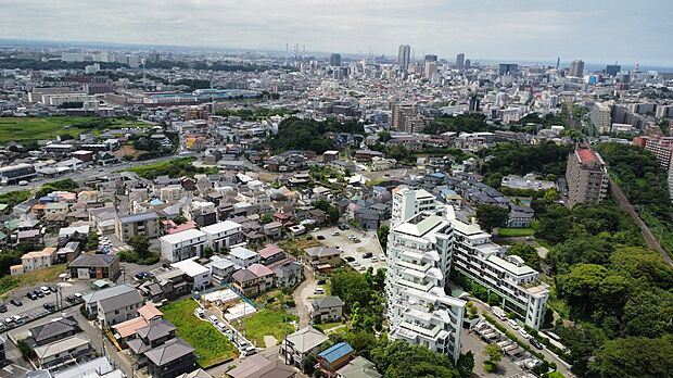 【現地周辺の俯瞰写真(外観)】住宅街と緑地を望む俯瞰写真。千葉市若葉区高品、JR東千葉駅徒歩23分。全2区画、土地約135m2、建物約114~120m2、木造2階建、価格3998~4280万円。道路幅4.5m。