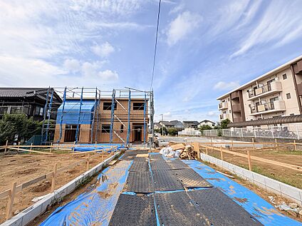 分譲地内の建築中外観