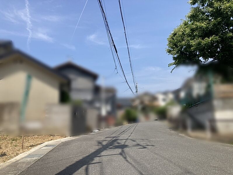 現地前道道路写真
敷地が広いのはもちろん、前道の幅員も7ｍ、間口約9ｍもあるので駐車が苦手な方も、大型車所有のご家庭でも無理なく駐車いただけるかと思います。