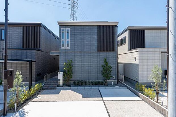 【【H号地】】洗練されたグレートーンの外観が街並みに美しく調和。シンプルでありながら存在感を放つ、上質な住まいです。