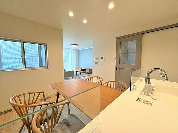 【【B号地 2024年8月撮影】キッチン・ダイニング】明るく開放的なキッチン&ダイニングエリア。対面キッチンなので、家族とのコミュニケーションをとりながら家事をすることが出来ます♪