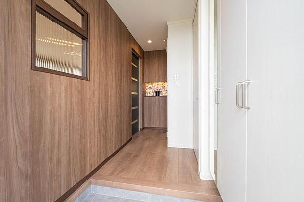 【E号地】玄関はタイルニッチがお迎え♪LDKに繋がる室内窓で玄関も明るく