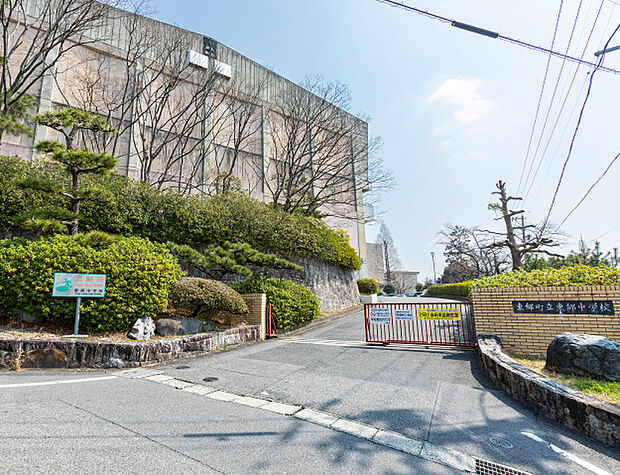 東郷町立東郷中学校(約1,445m)