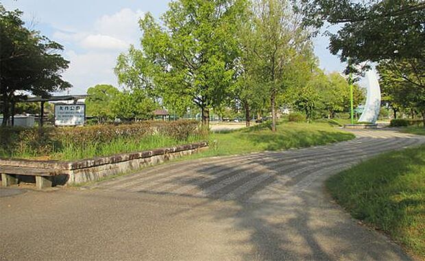 矢作公園まで徒歩約15分◆お子様が元気に沢山走り回ったり、ボール遊びができる広々とした公園