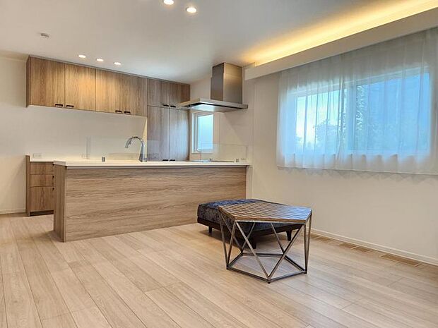 【C区画ダイニング】南面の大きな窓から明るい日差しが降り注ぐ明るいダイニングエリア。(2024年7月撮影)