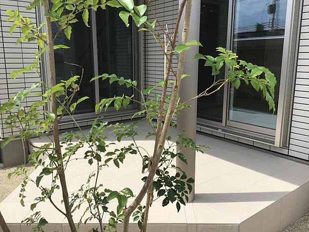 【【施工事例】タイルデッキ】【施工事例】タイルデッキ リビングと庭とのつながり