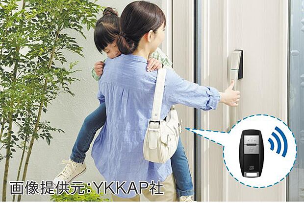 【【玄関スマートキー(電子錠)】】手がふさがった状態でリモコンをカバンに入れたままドアの解錠が可能。専用アプリでの遠隔操作も可能なためカギの閉め忘れの心配がなく小さなお子様がいる家庭でも安心です。