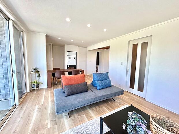 【【H区画】】キッチン横にはインテリアのアクセントにもなるマグネットボードを配置。リモコン等もすっきりと空間内に納めております!(2024年8月撮影)