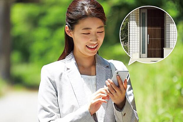 【【推奨設備・スマホ連動インターホン】】外出先でもスマホで来客対応できます。※事前に専用アプリのダウンロードが必要です。画像は参考イメージ。