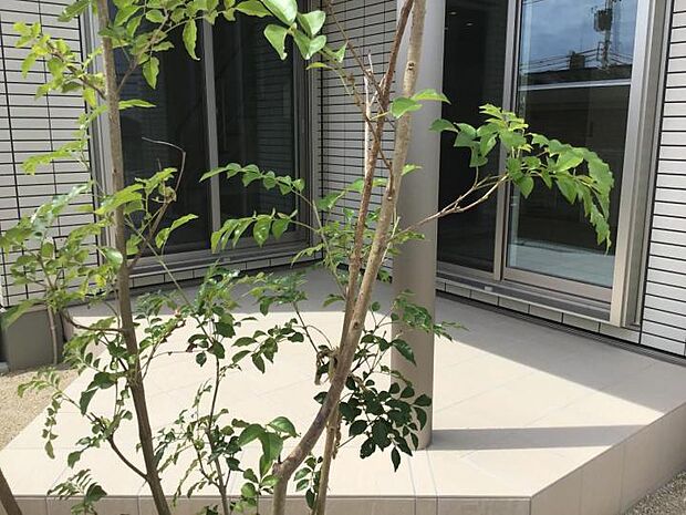 【建築実例】【施工事例】タイルデッキ リビングと庭とのつながりを生みだします