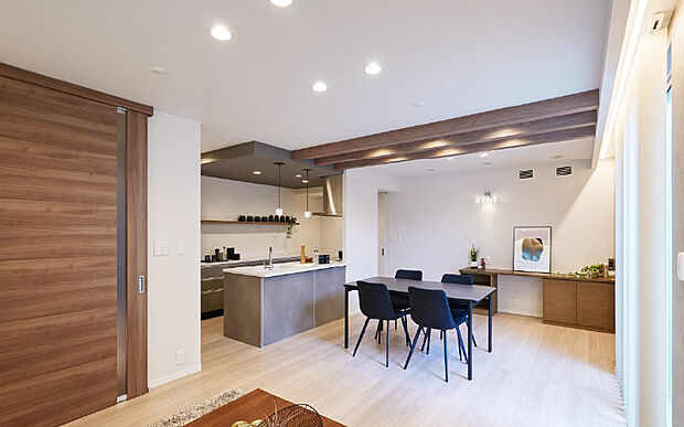 間接照明に囲まれているワンランク上の上質なリビング空間(2025年9月撮影)